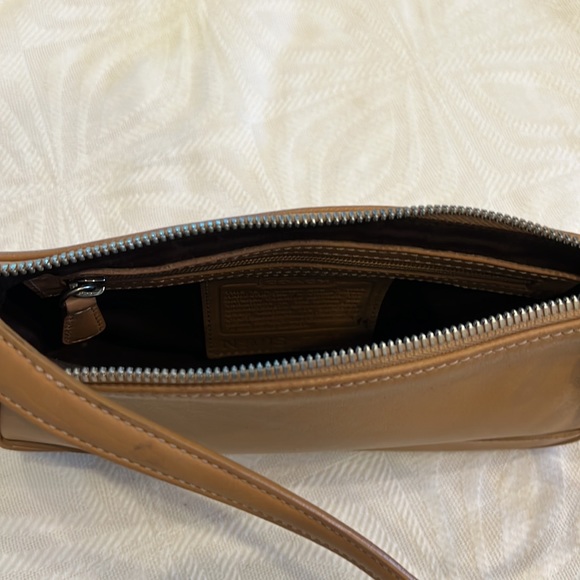 Coach bag- vintage small leather purse. Smoke free pet free home. Cute bag!! - Picture 4 of 12